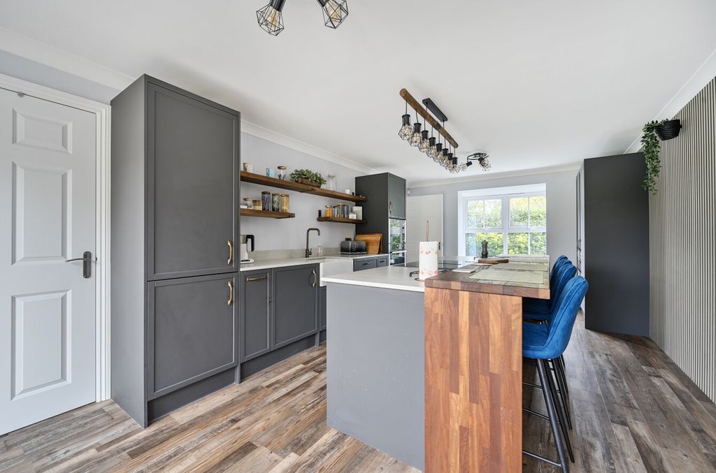 Property photo 2 of 23 -68E52Fb20d64B-l-1362490-3-68E0007864Bff