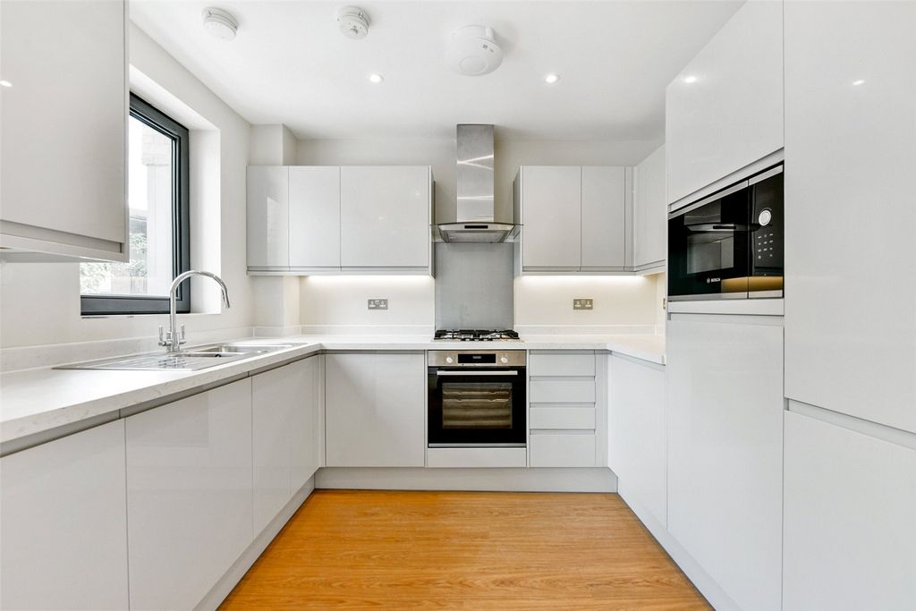 Property photo 2 of 11 Kitchen