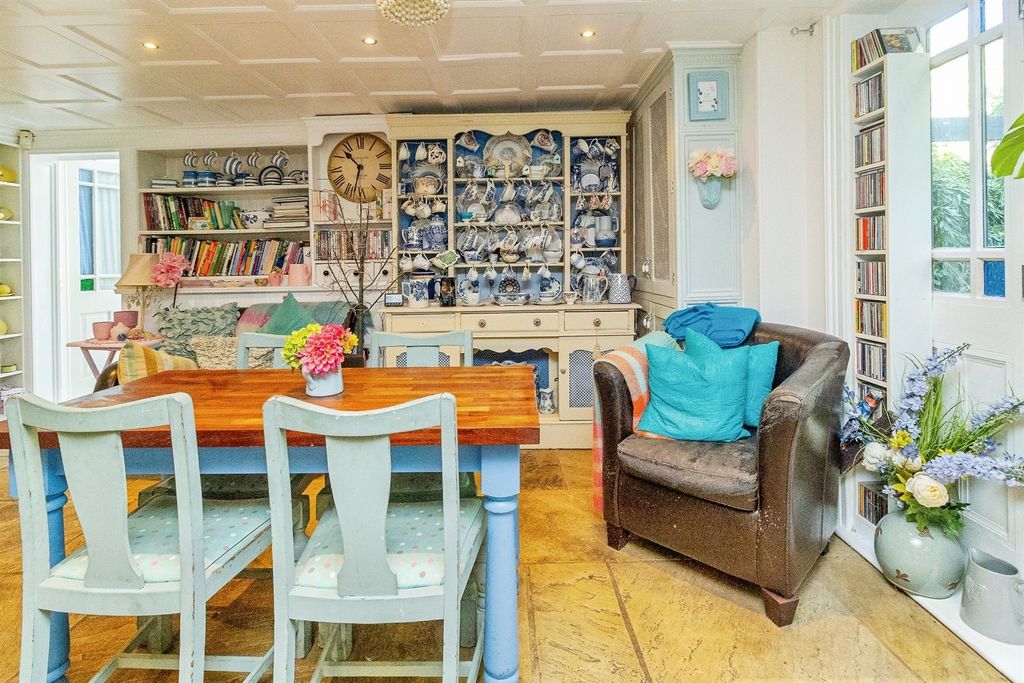 Property photo 3 of 27