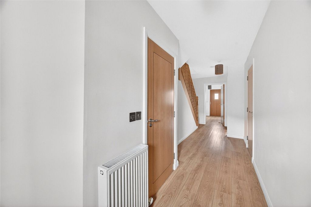 Property photo 2 of 29 Queens Crescent