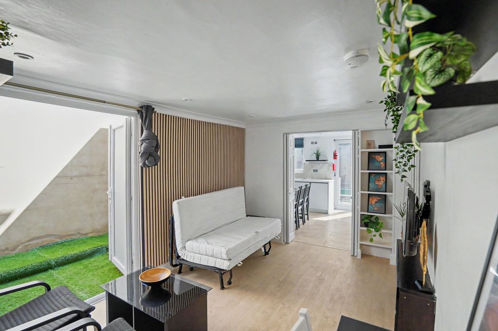 Property photo 3 of 26 954 Garratt Lane, Tooting, London Sw17 0nd