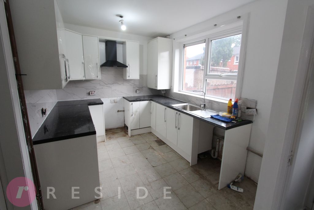 Property photo 3 of 10 Kitchen