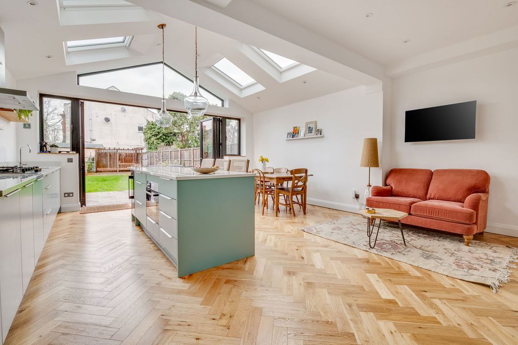 Property photo 2 of 20