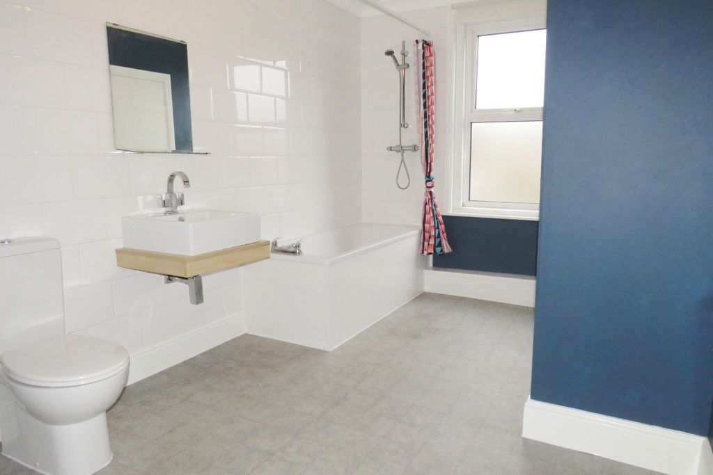 Property photo 3 of 8 Bathroom