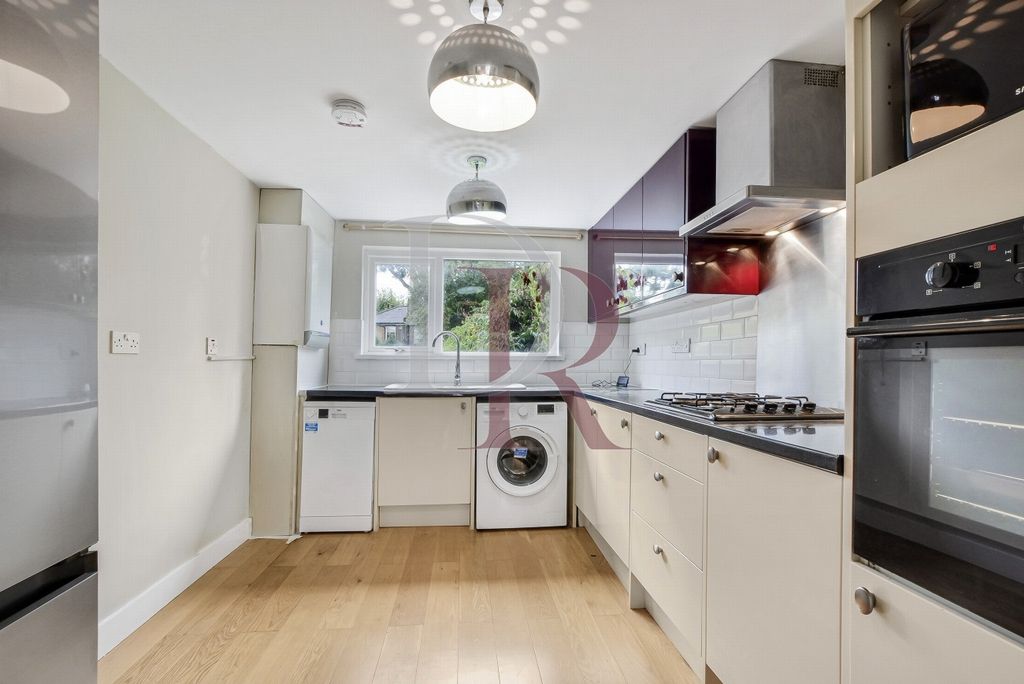Property photo 3 of 9 Kitchen