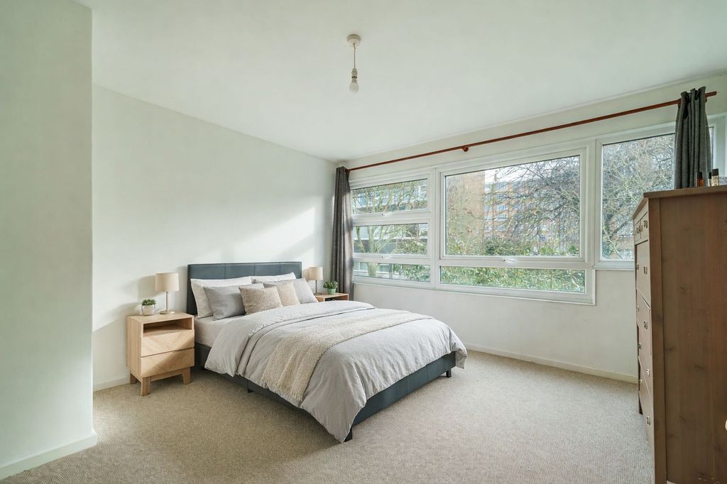 Property photo 3 of 11 Large Double Bedroom With Peaceful Outlook