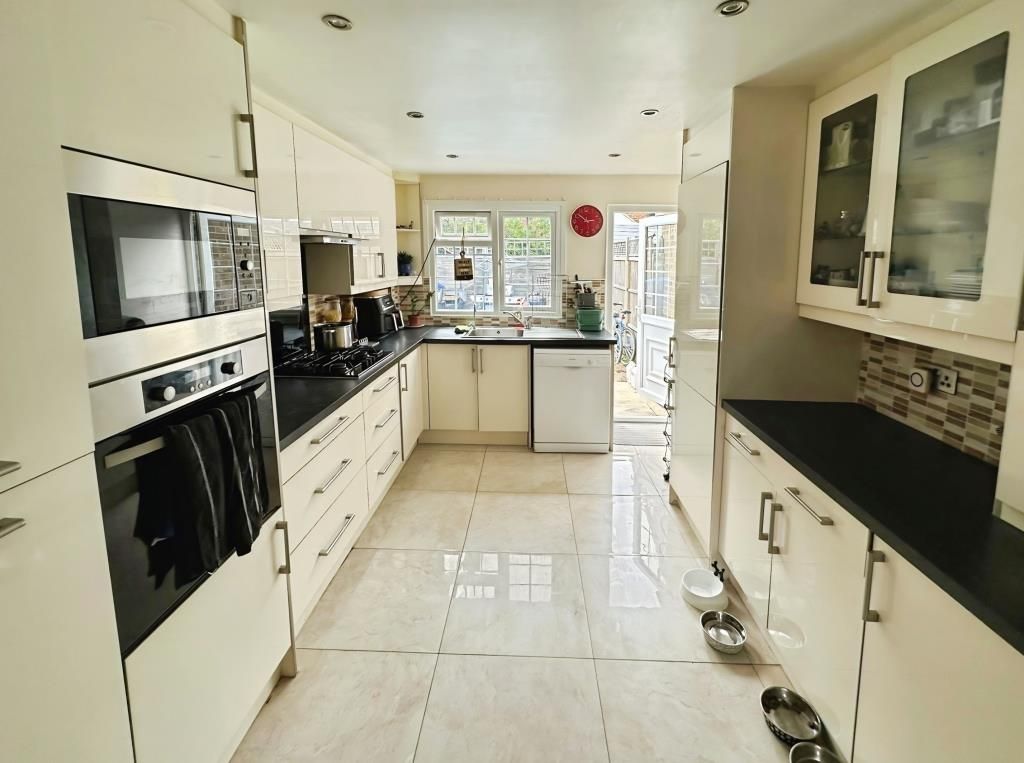 Property photo 3 of 11 Kitchen