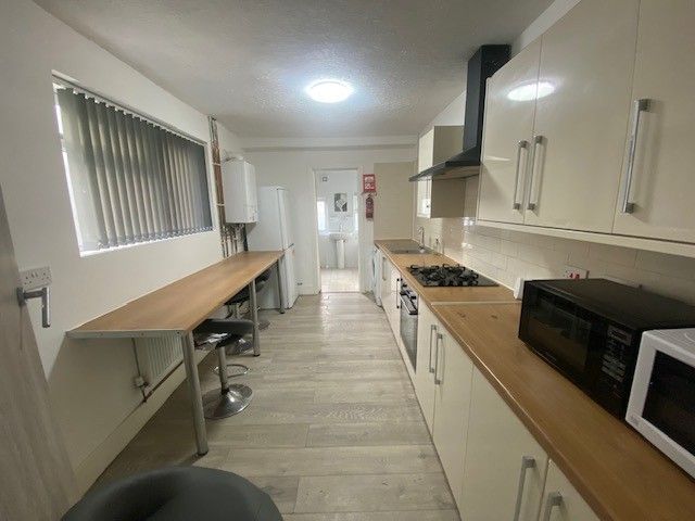 Property photo 3 of 10 Kitchen