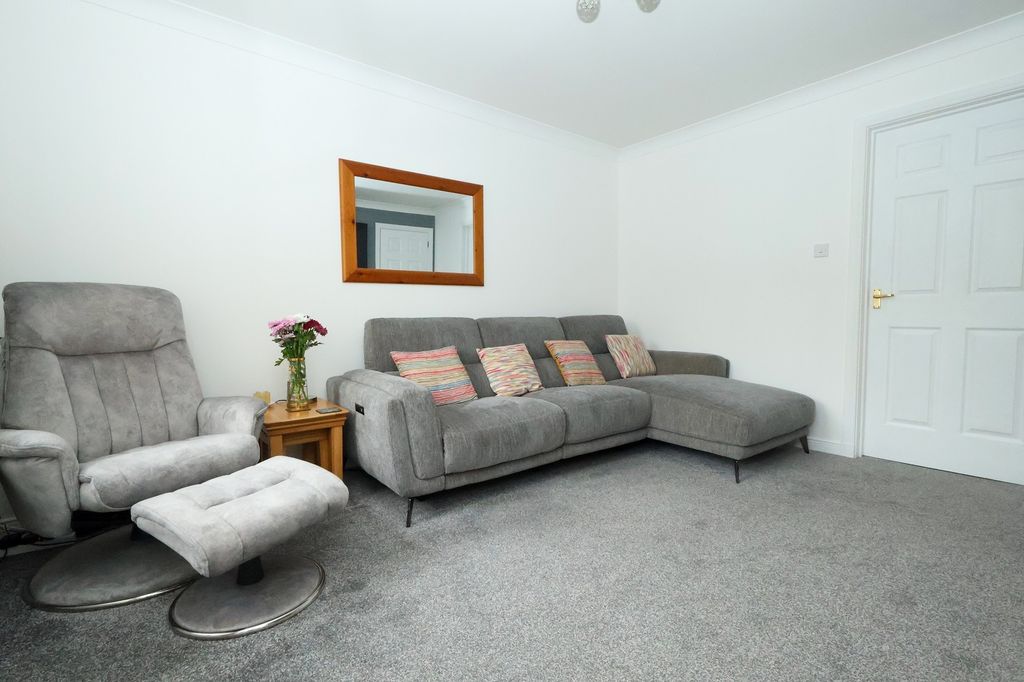 Property photo 3 of 14 Lounge Additional