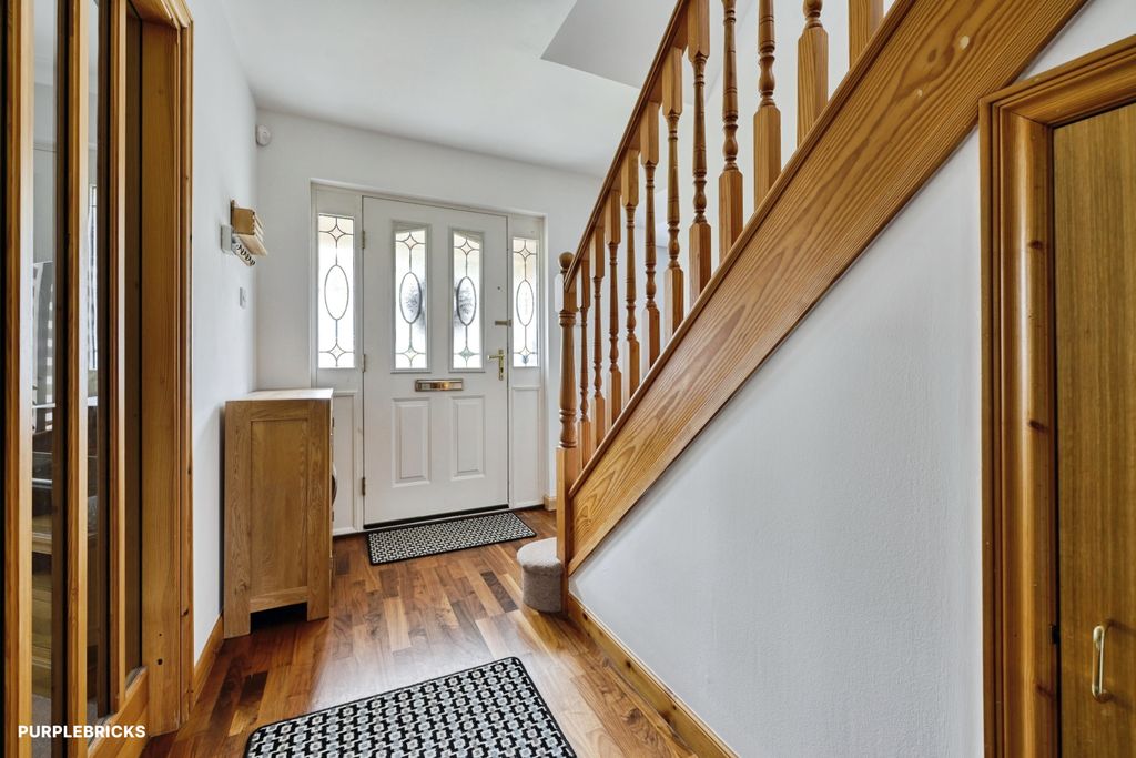 Property photo 3 of 30 Entrance Hall