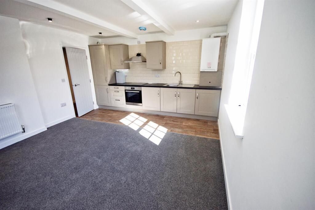 Property photo 2 of 6 Flat 1 Birmingham Road Living Kitchen.Png