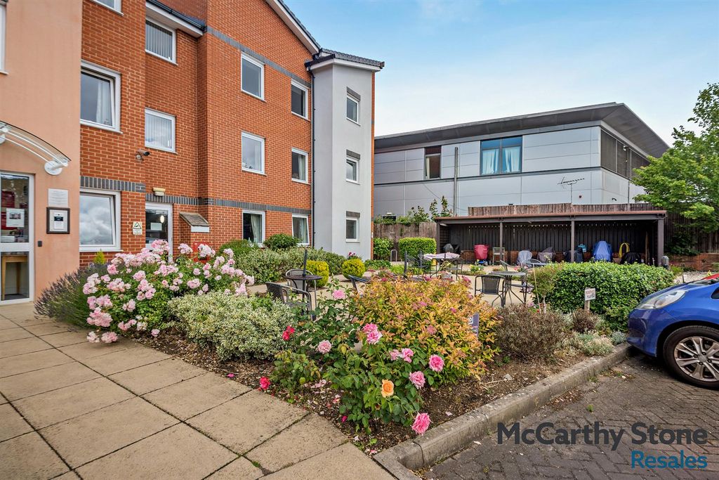 Additional image 11 of 2 bed flat for saleBenedict Court, Western Avenue, Newbury, Berkshire RG14