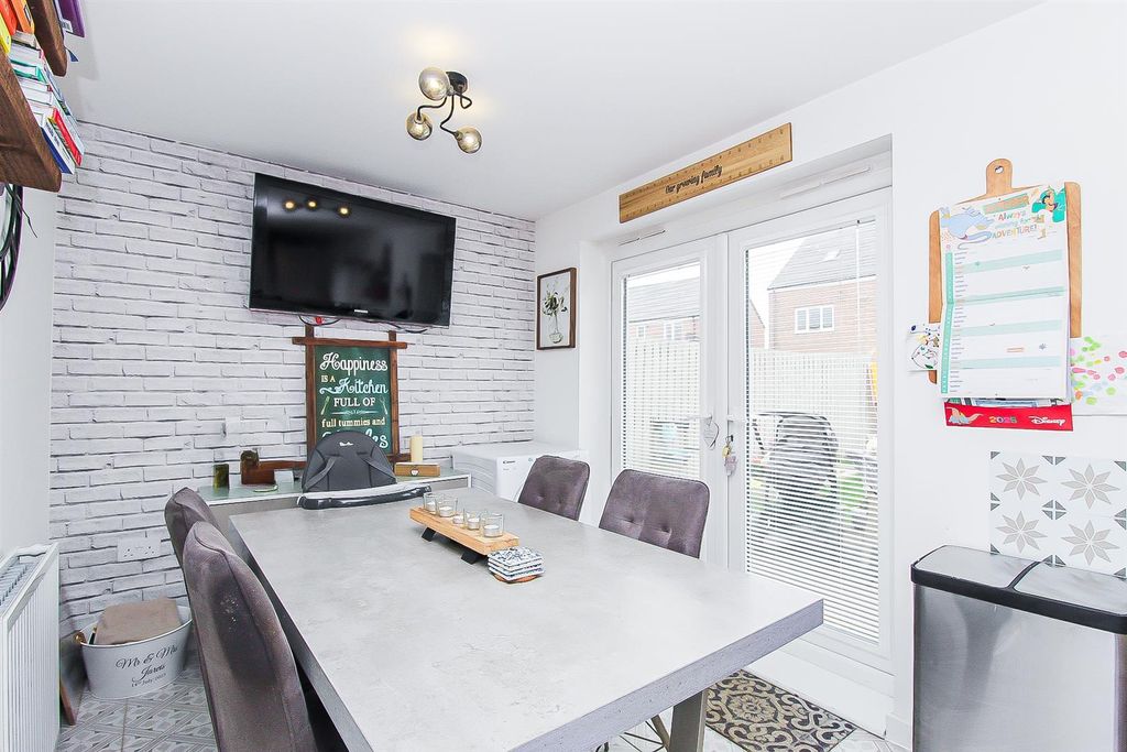 Property photo 3 of 11 Kitchen/Diner