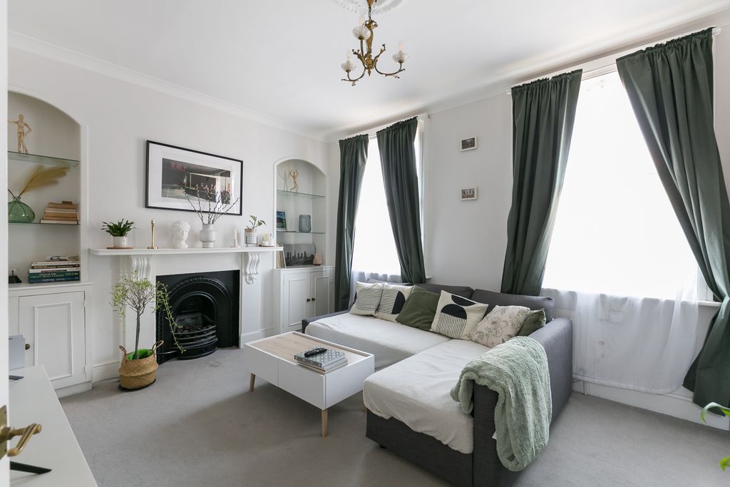 Property photo 2 of 6 1/2nd Floor Flat