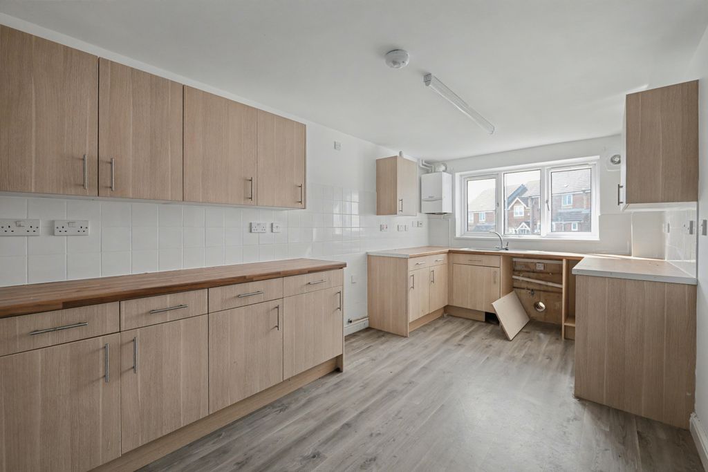 Property photo 3 of 19 18 Meadowsweet Way, Wymering, Po6 3Ut