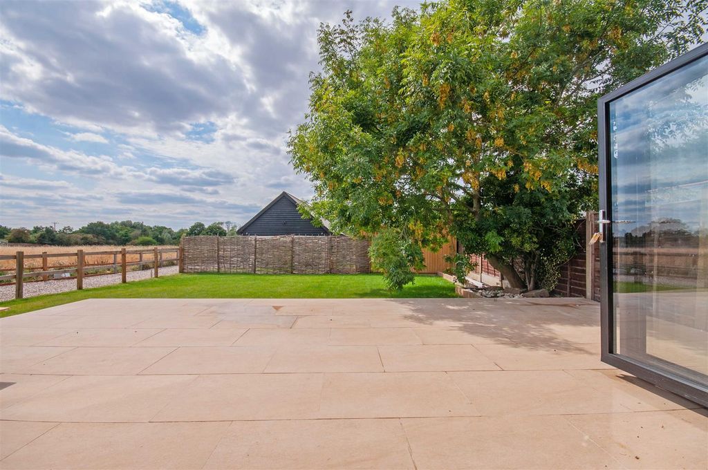 Property photo 3 of 26 Gdn.Jpg