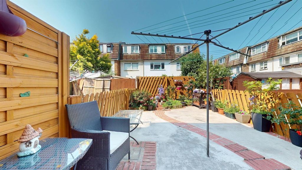 Property photo 1 of 13 Wide Back Garden For Sale At E16 By Barrain London