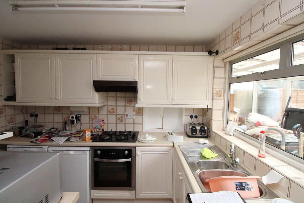 Property photo 3 of 10 Kitchen