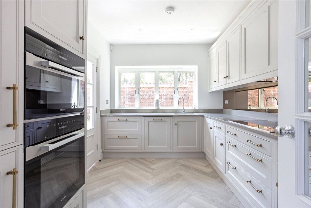 Property photo 2 of 10 Kitchen