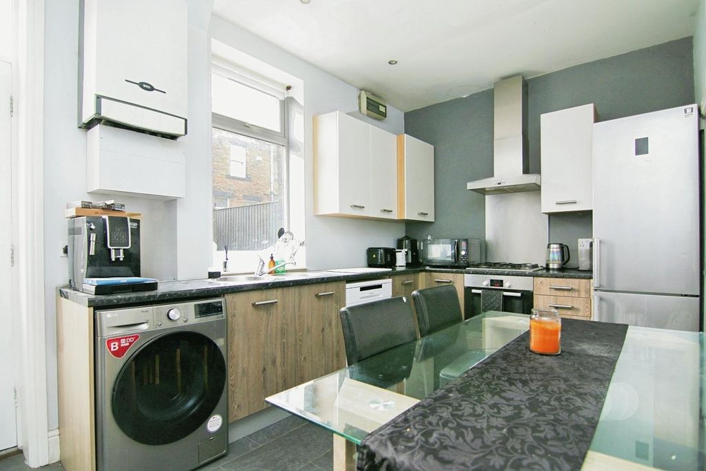 Property photo 3 of 12 Kitchen