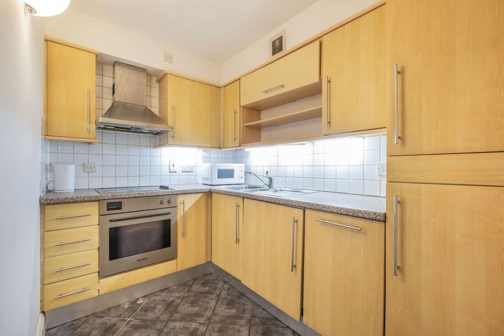 Property photo 2 of 14 8484314-Interior11-800