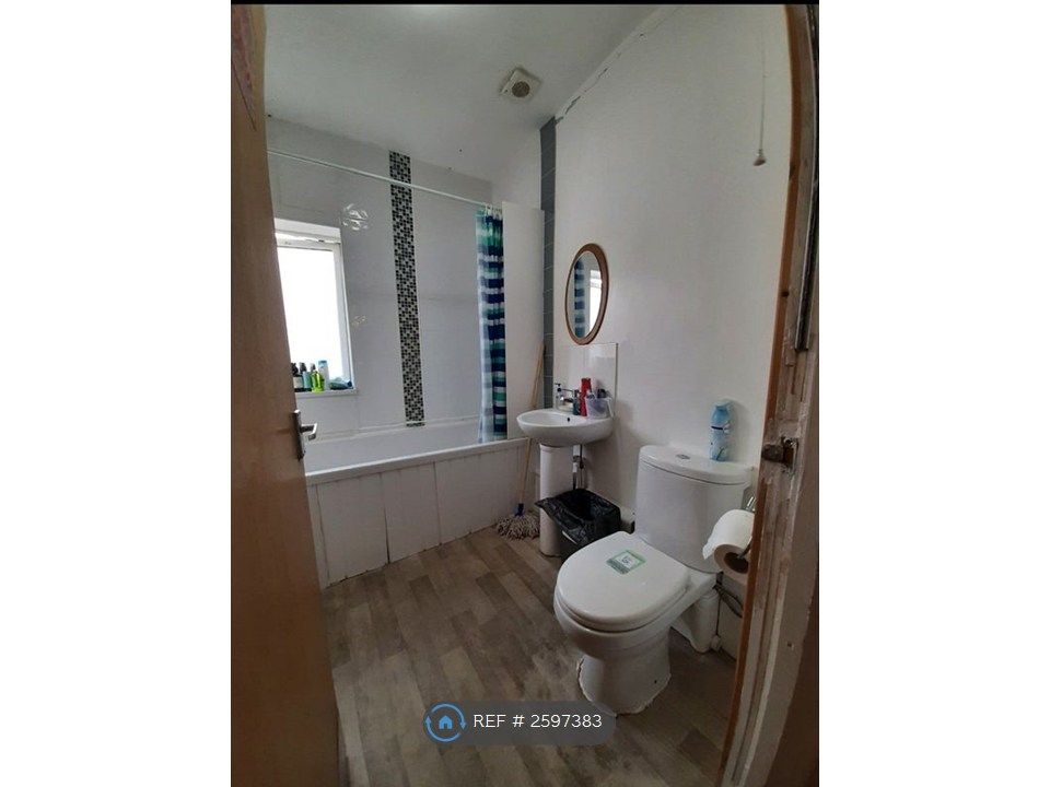 Property photo 3 of 7 Bathroom4Roomno1