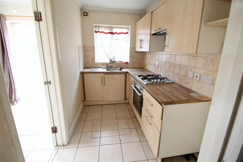 Property photo 3 of 11 Kitchen
