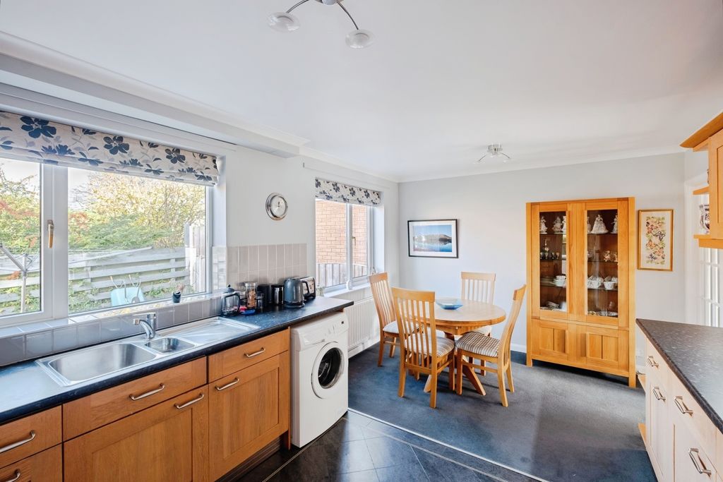 Property photo 3 of 10 Kitchen Dining Room