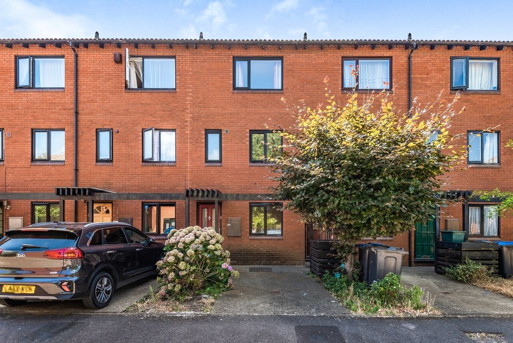 Property photo 1 of 7 881739 (1)