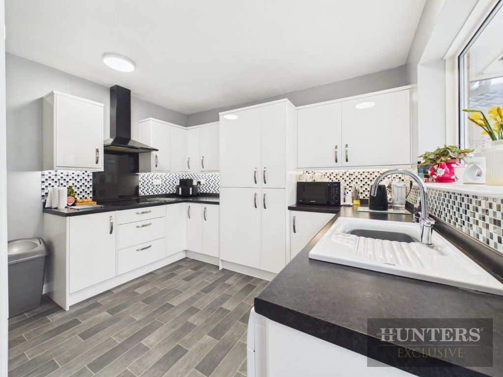 Property photo 3 of 20 Kitchen