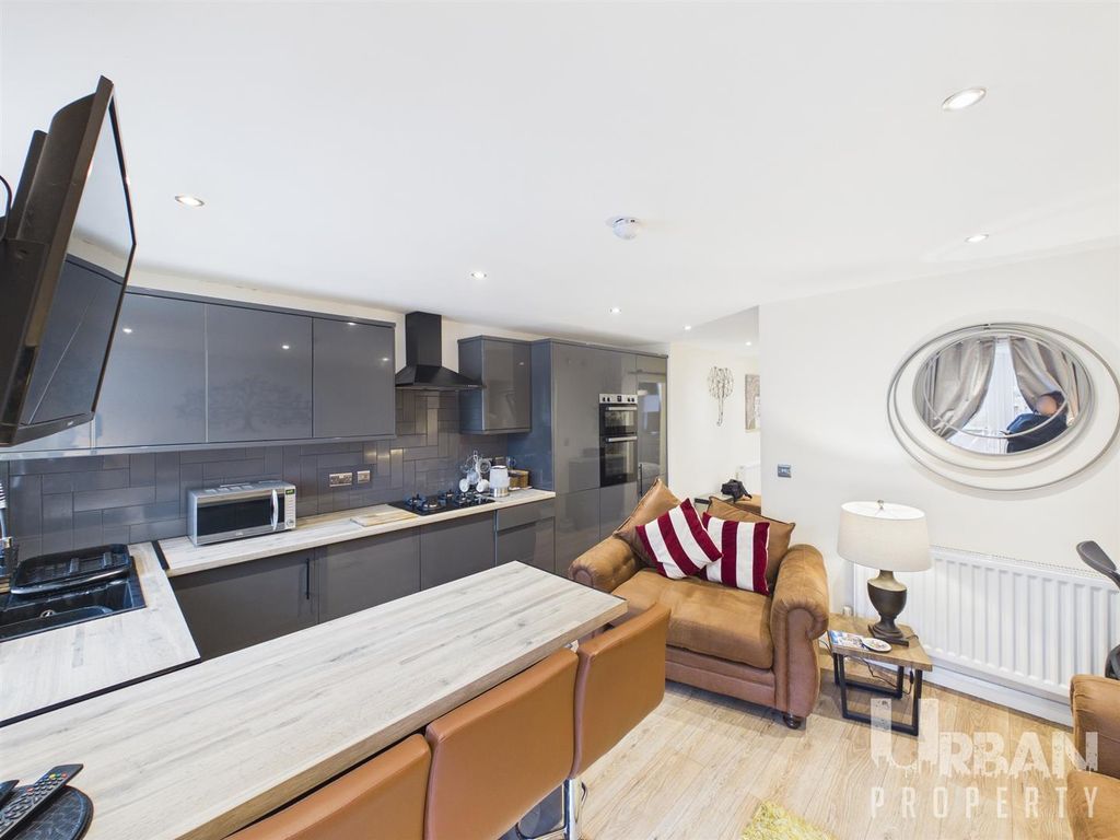 Property photo 3 of 8 Cam03038G0-Pr0231-Still010.Jpg