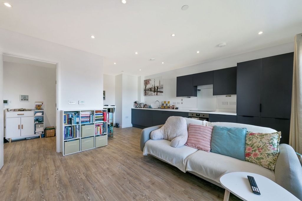 Property photo 1 of 12 Modern One Bedroom Flat For Sale