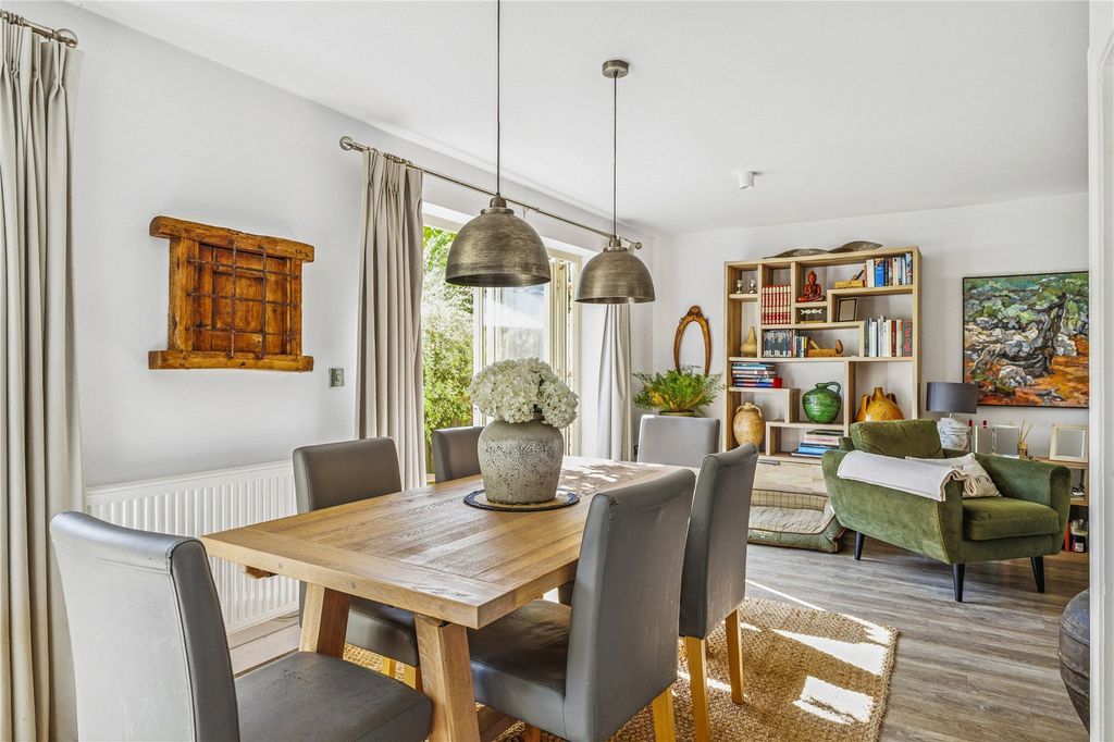 Property photo 3 of 18 Dining Area