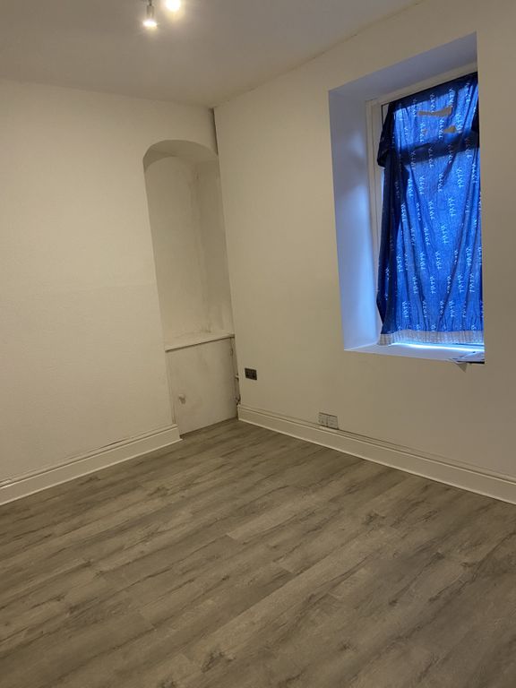 Property photo 3 of 11 Front Lounge
