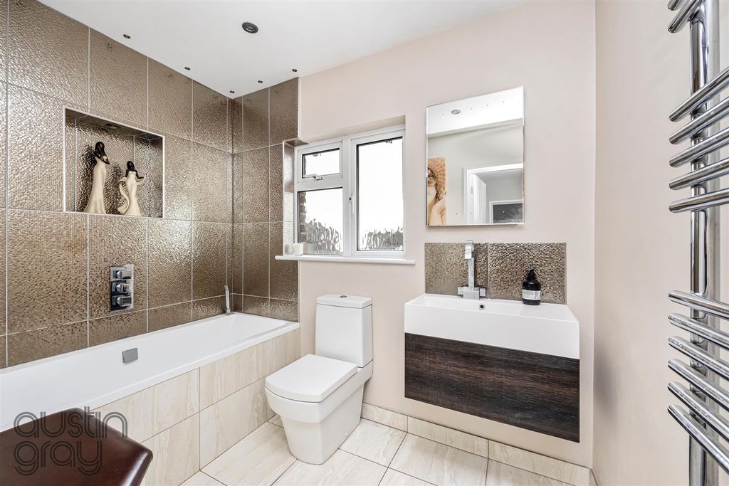 Property photo 3 of 21 Sandringham Close, 13-007.Jpg