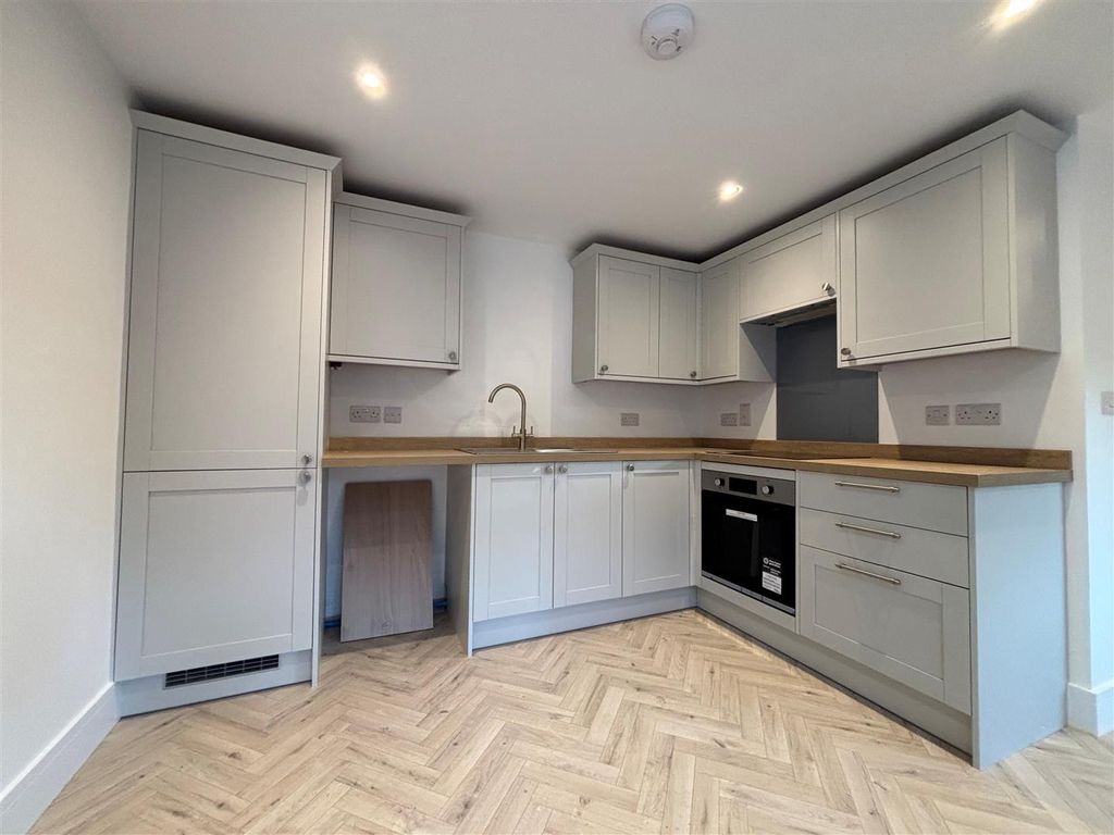 Property photo 3 of 10 Kitchen