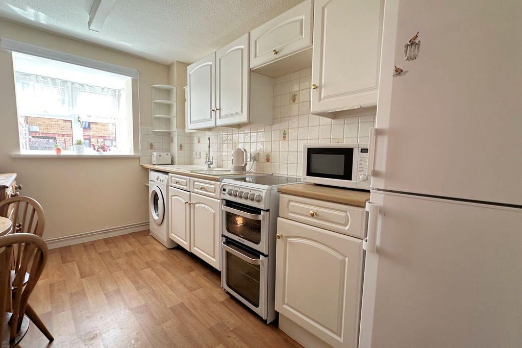 Property photo 3 of 12 Kitchen