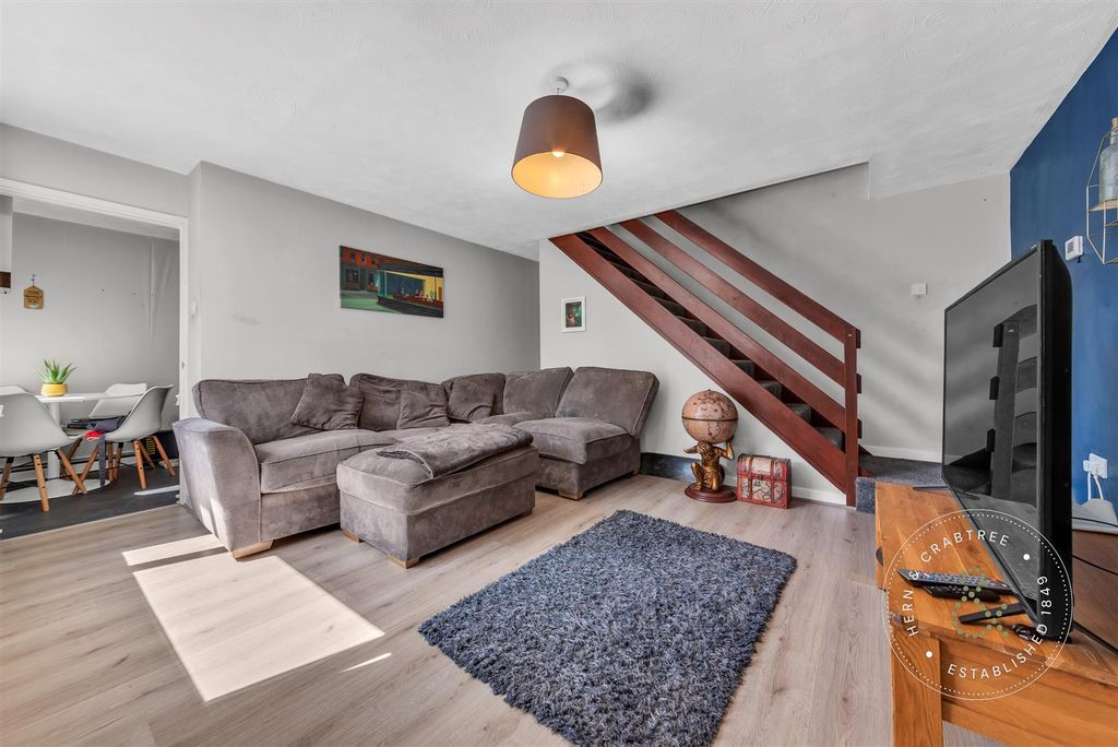 Property photo 3 of 18 Fairwood-Close-08.Jpg