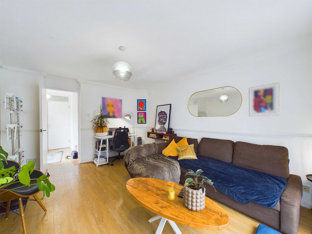 Property photo 2 of 17 Cam03741G0-Pr0023-Still015