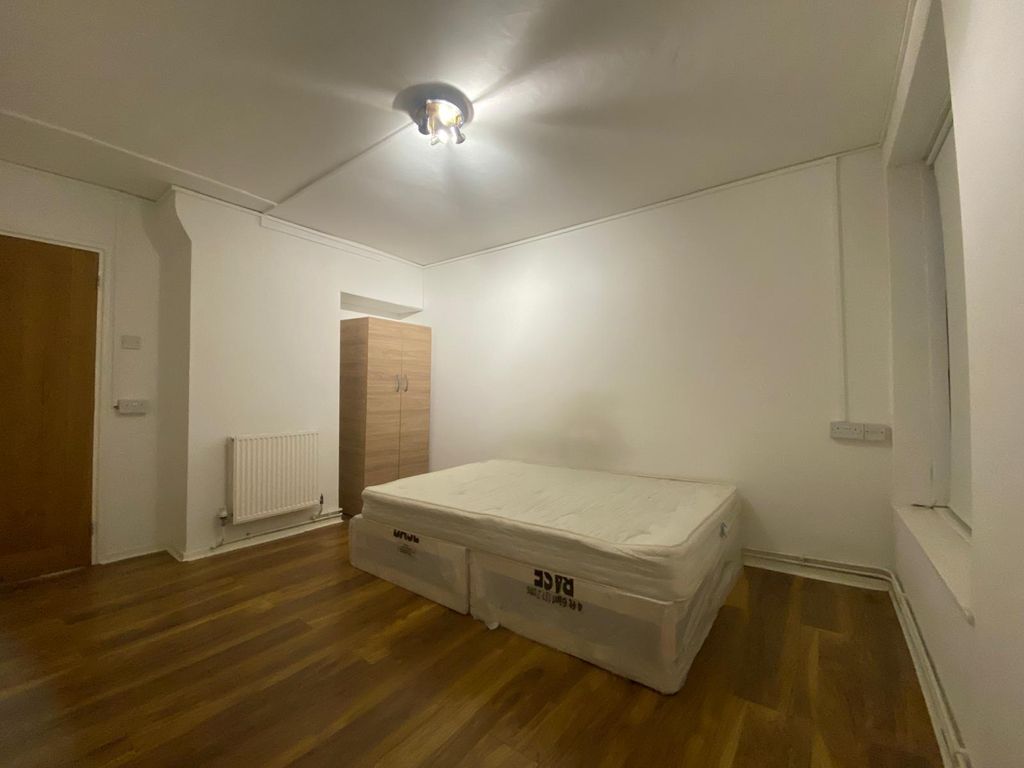 Property photo 1 of 8 Large Double Room To Rent In Shared Flat