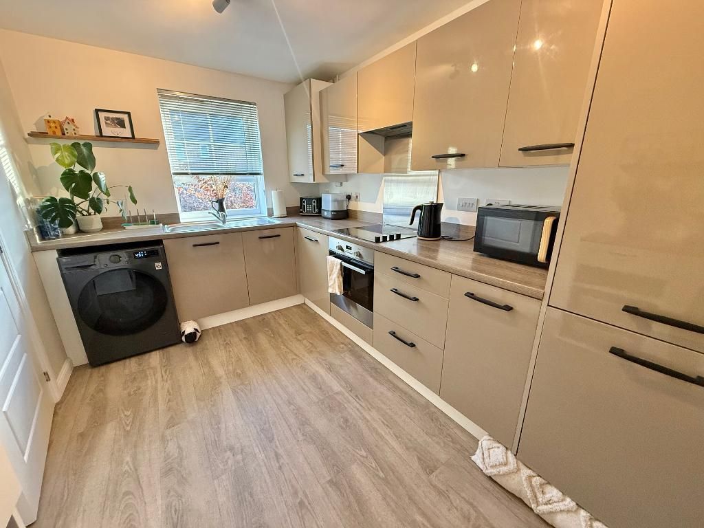 Property photo 3 of 10 Kitchen