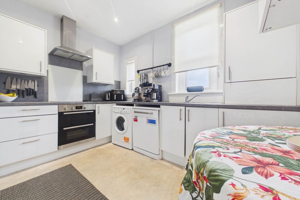 2 bed flat for saleLanark Road, Carluke ML8 photo 4