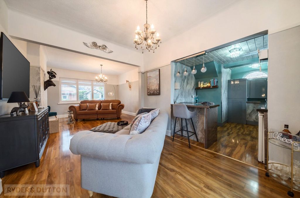 Property photo 2 of 16 Lounge