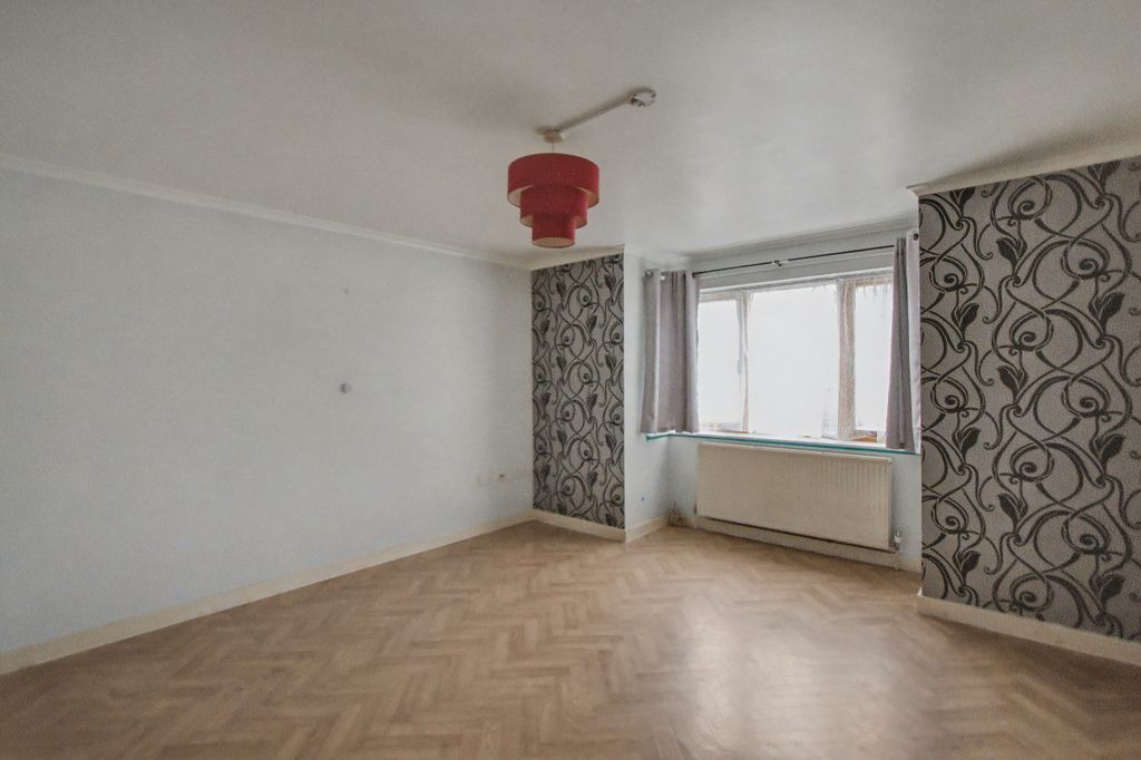 Property photo 2 of 15 16 Pear Road, Leytonstone, London, E11 4Yp