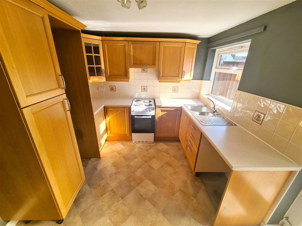 Property photo 3 of 10 Kitchen