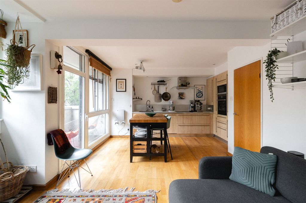 Property photo 3 of 12 Keeling House, E2