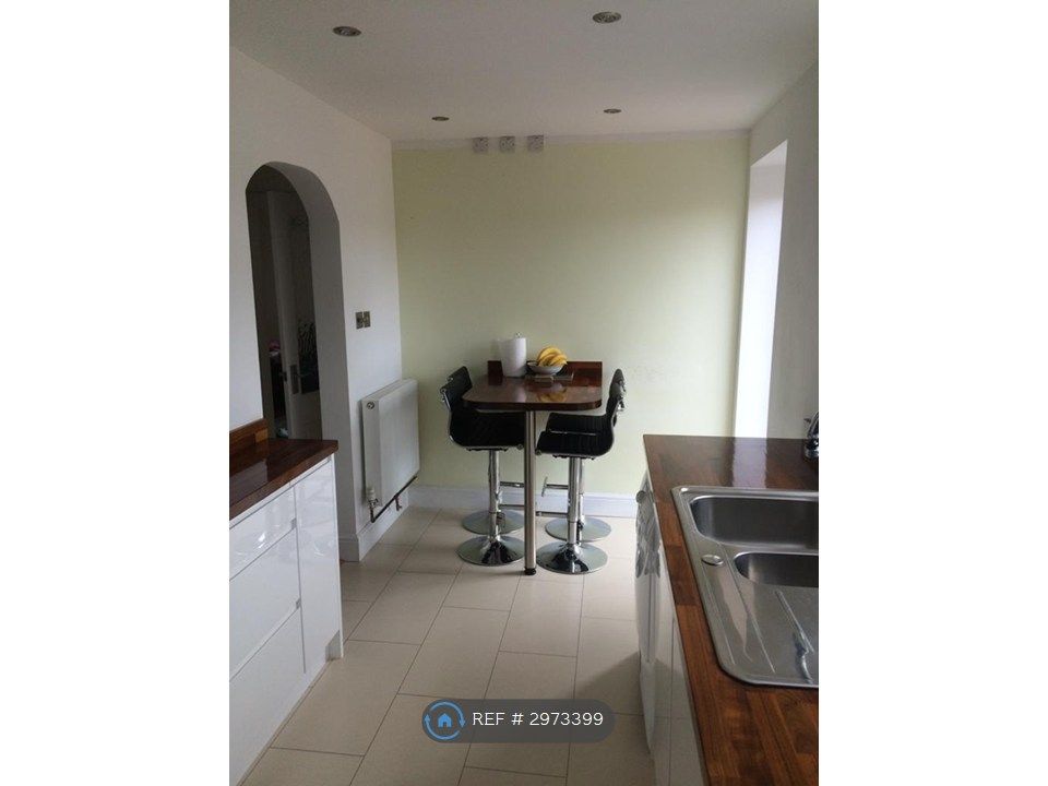 Property photo 3 of 11 Kitchen
