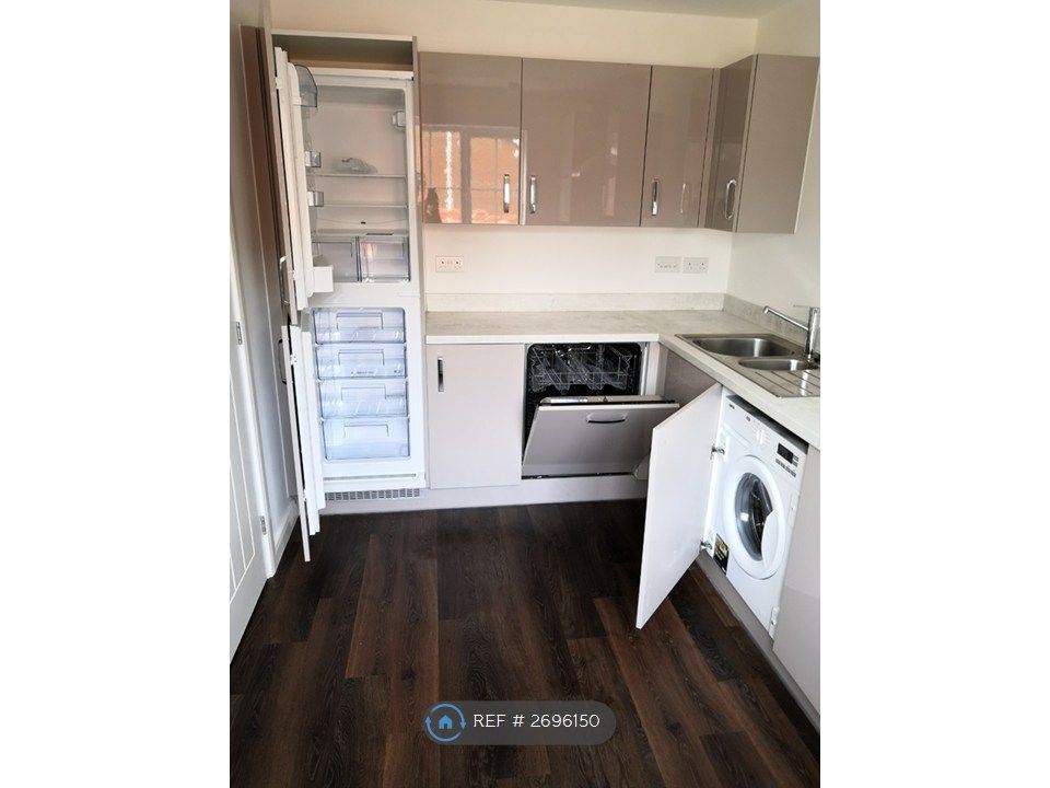 Property photo 3 of 10 Kitchen 2