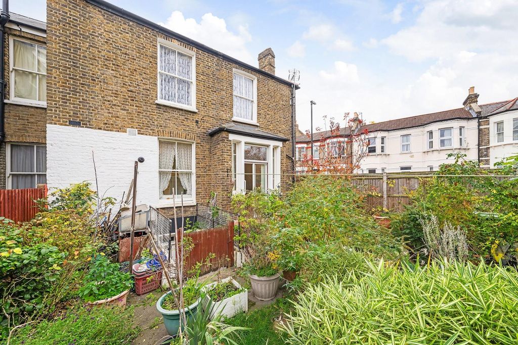 Property photo 3 of 17 Garden (3).Jpg