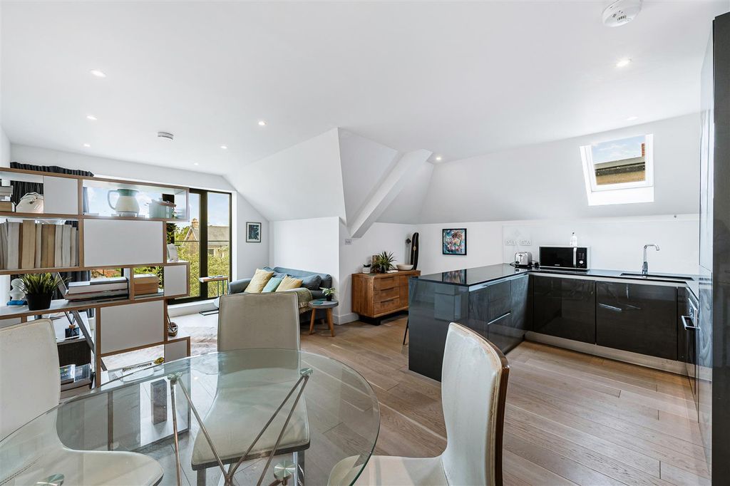 Property photo 1 of 16 Flat 8, 24, Messaline Avenue-8.Jpg